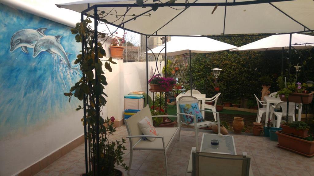 Bed and Breakfast Beb I Delfini Di Casa Paola Mascali Exterior foto